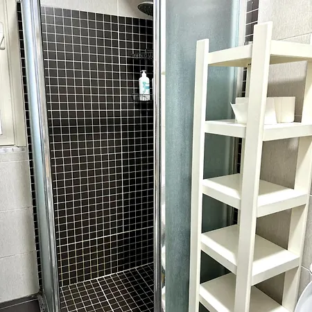 Vasil Shanto アパート ティラナ